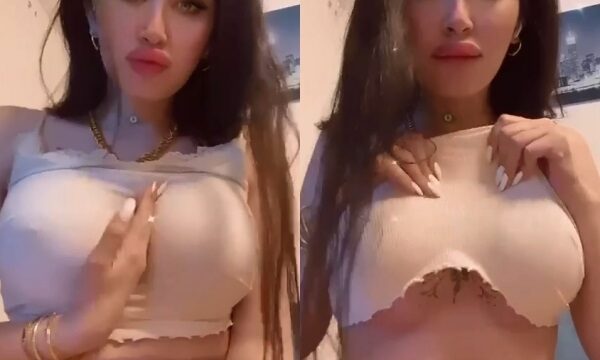 ميرا نوري تداعب ديوسها وحلماتها بارزة